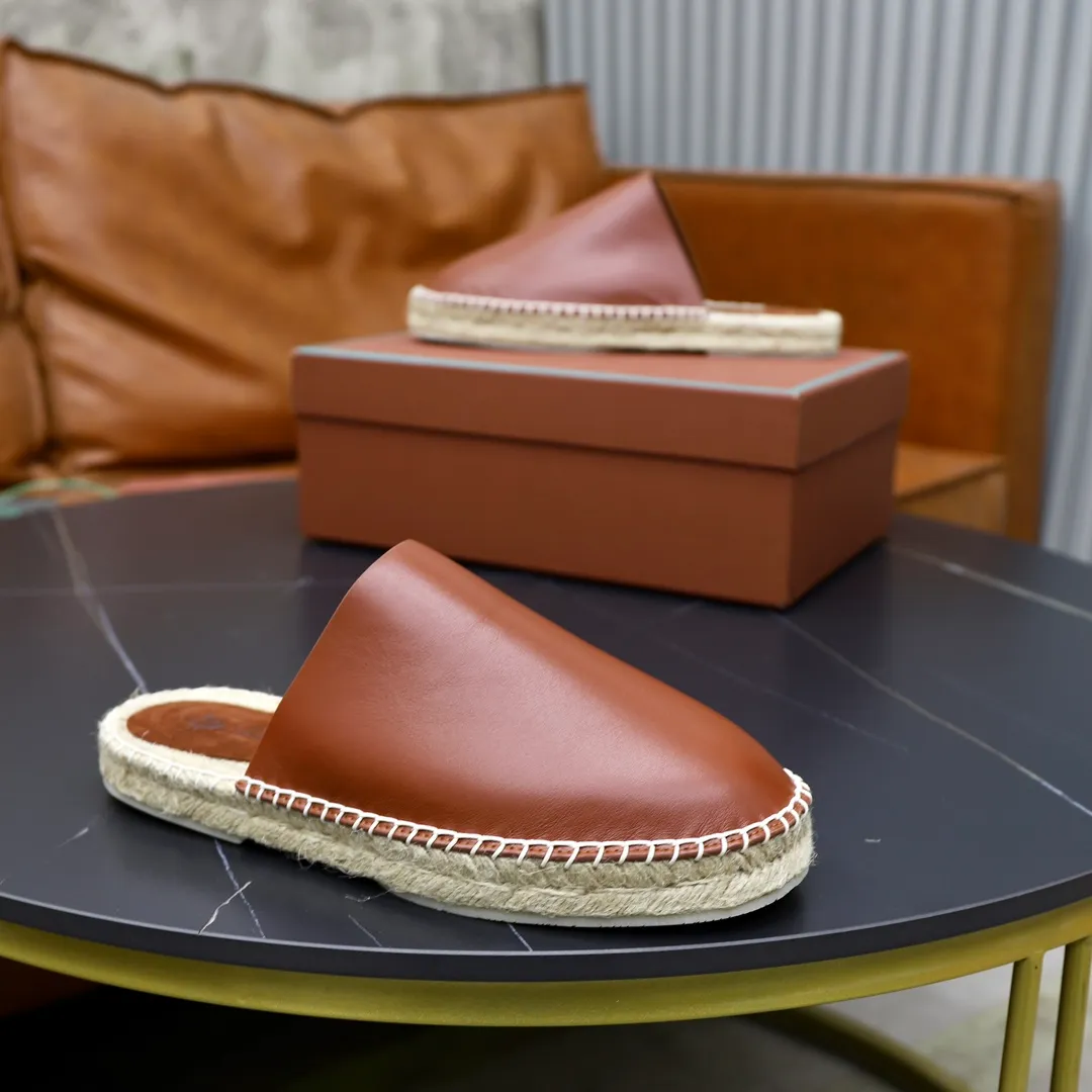 Men's Men's Shoes💰540💰Loro piana Naha Men's Slippers This fashionable sandal is crafted from smooth cow leather and has interlaced straps for a modern three-dimensional texture. Lightweight yet strong, smooth leather balances modern appeal with time-honored quality. Viewed from every angle, the embossed and polished appearance shows meticulous craftsmanship. Ergonomically cushioned insole, covered with nappa leather, with matching upper and natural polished sole. Cowhide upper + rubber outsole Size: 38-44 (customized for 45-46)
